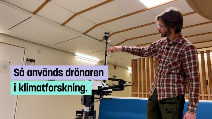 Magnus Gålfalk demonstrerar drönaren.