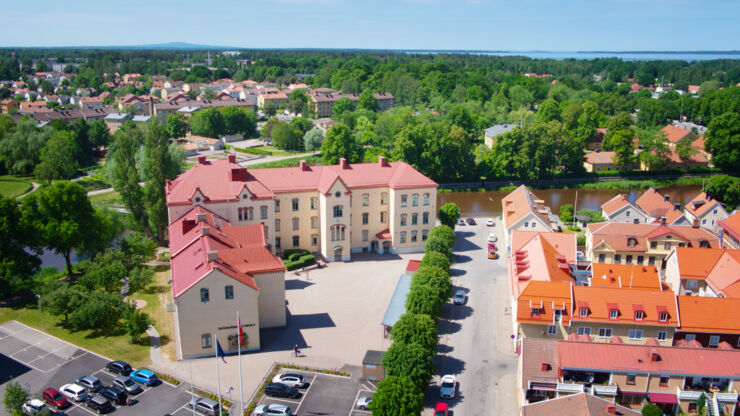 Vy över byggnad i Mariestad