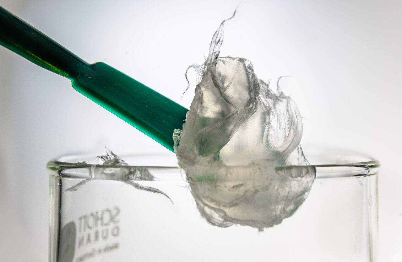 Material doppas i vätska.