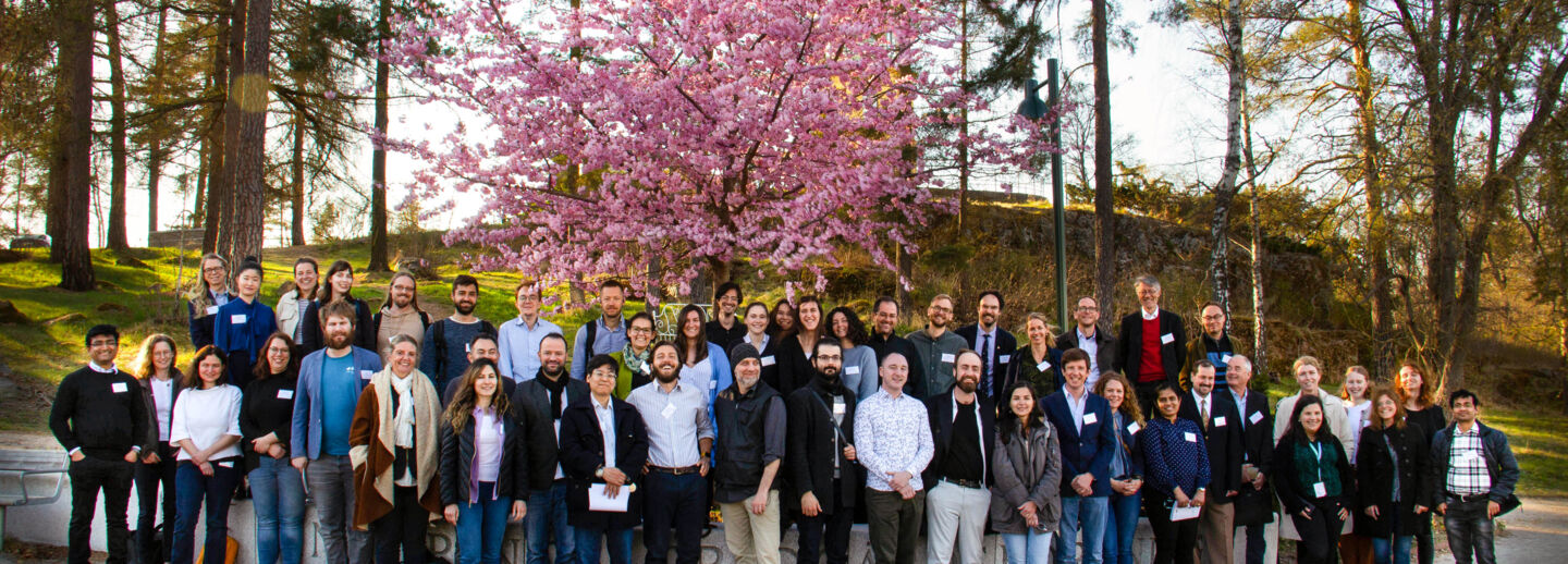 En gruppbild av WCMM-LiU i trädgårdsföreningen i Linköping.