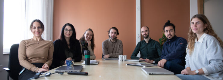 Gruppbild på Rebecca Böhmes forskargrupp i ett konferensrum.