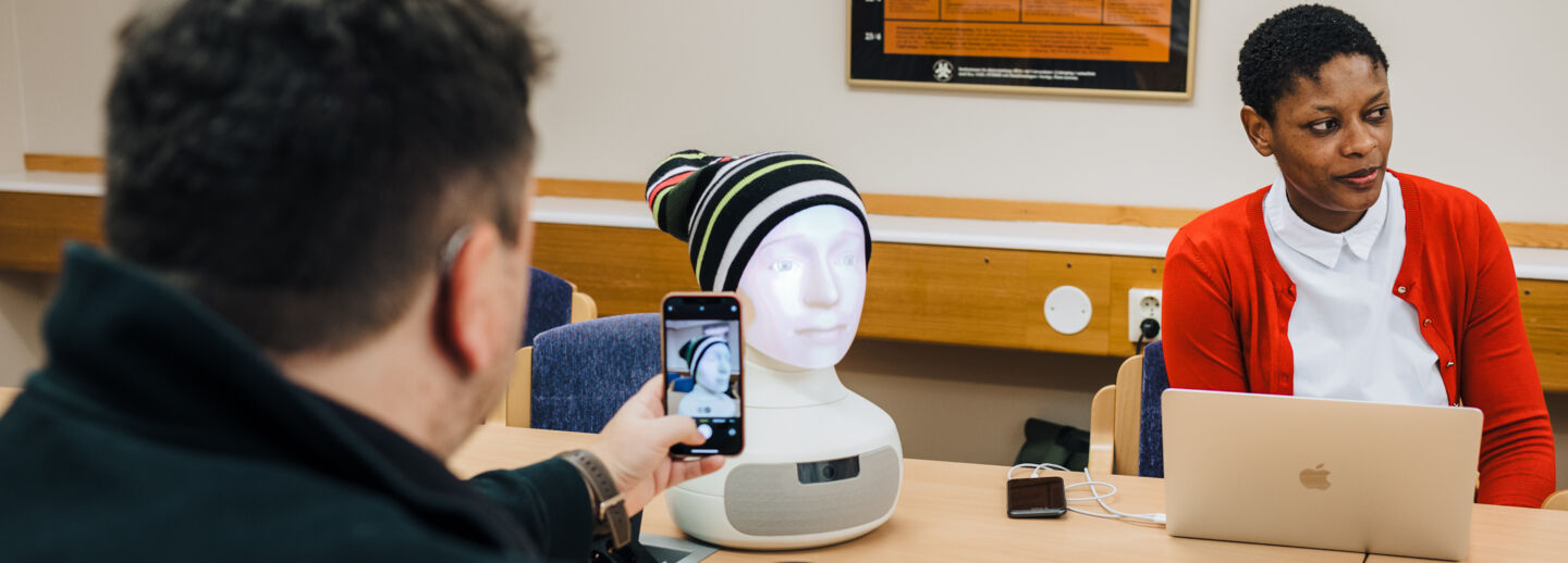 Forskare interagerar med en social robot.
