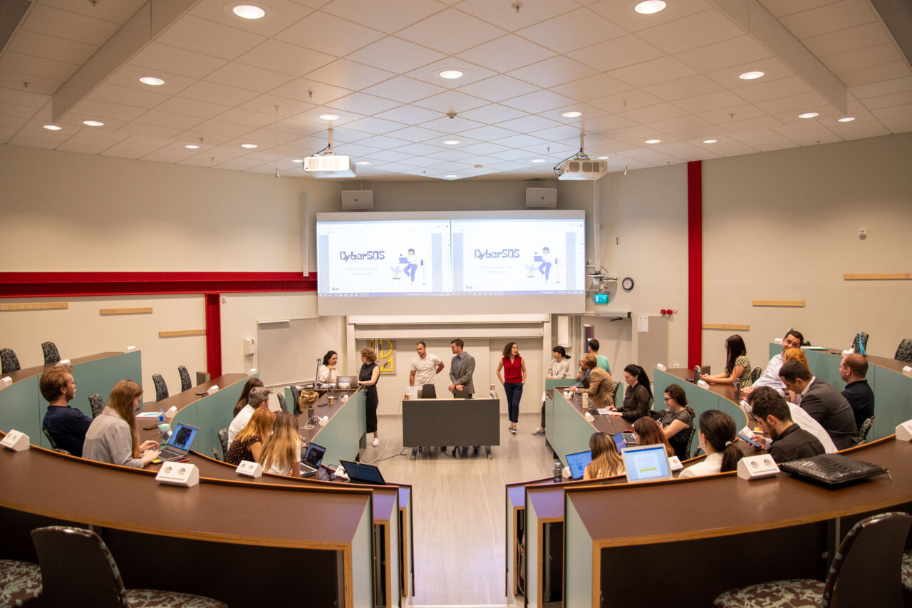 A lecture with students who are taking a summer course at LInköping University.