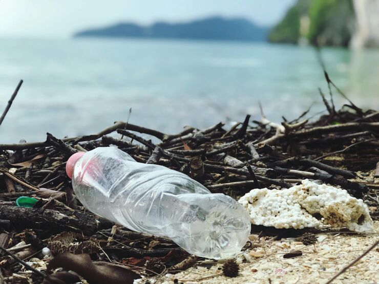 Bild med plastskräp vid havet. 