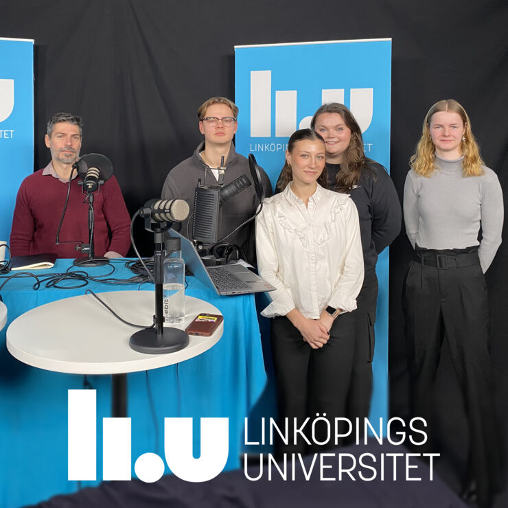 Avsnittsgäster Konstantinos Mitropolous, Ellen Ivarius Andersson och Mikaela Fox står tillsammans med programledare Lovisa och Emil i inspelningsstudion.