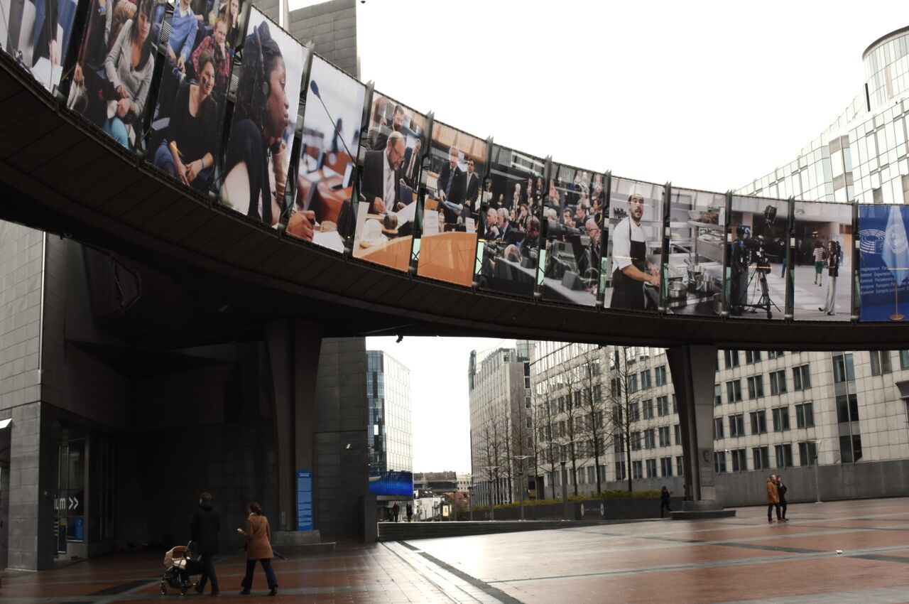 Stadsmiljö i Bryssels där EU parlamentet finns.