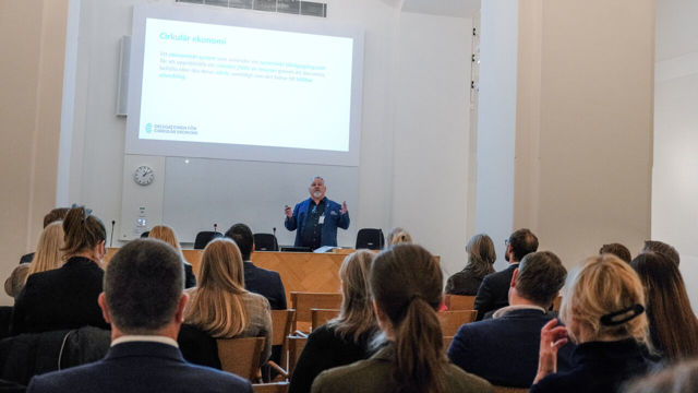 Mattias Lindahl håller riksdagsseminarium om cirkulär ekonomi inför publik