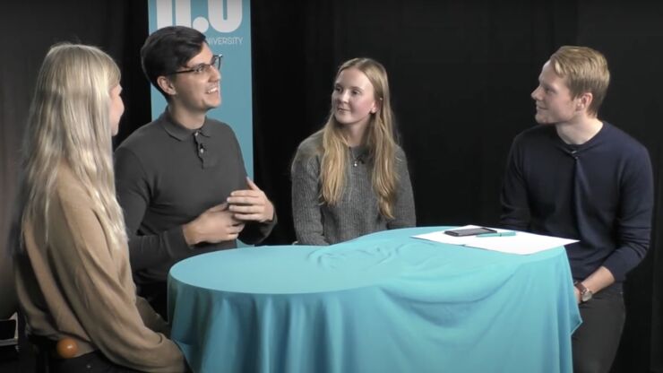 Fyra studenter sitter i en studio och pratar framför kameran