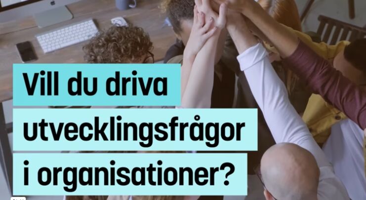 Bild på en rubrik om utveckling av organistion och i bakrunden människor som lägger sina händer på varandra. 