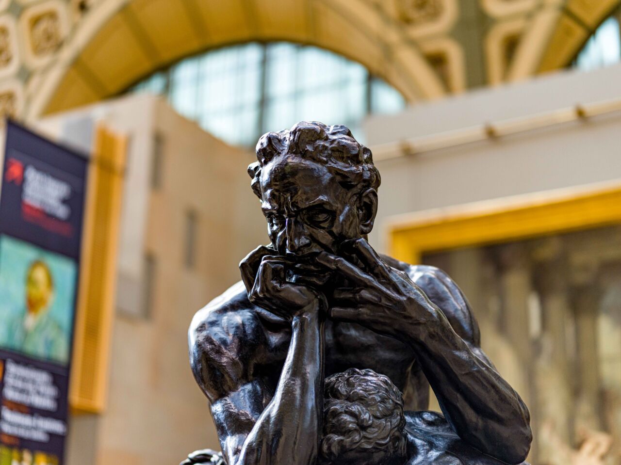 Staty på tänkande man.