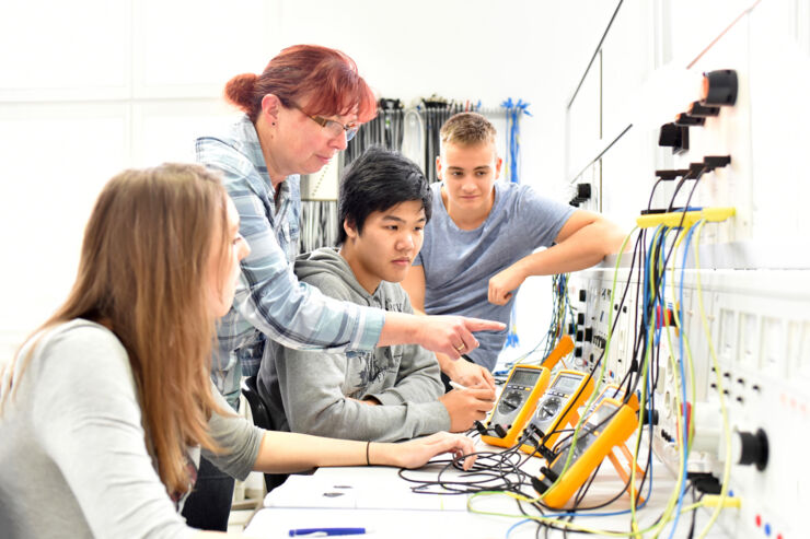 En lärare visar sina studenter hur elektriska kopplingar fungerar.