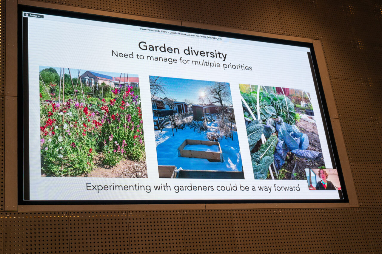 Invigning av utställning om stadsodling och folk som minglar.