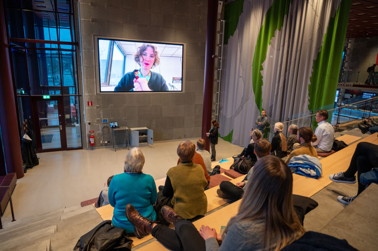 Invigning av utställning om stadsodling och folk som minglar.