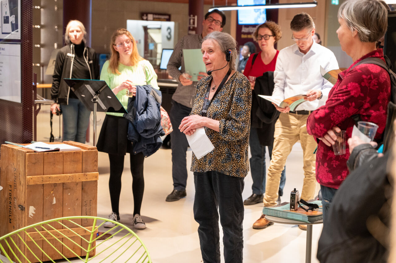 Invigning av utställning om stadsodling och folk som minglar.