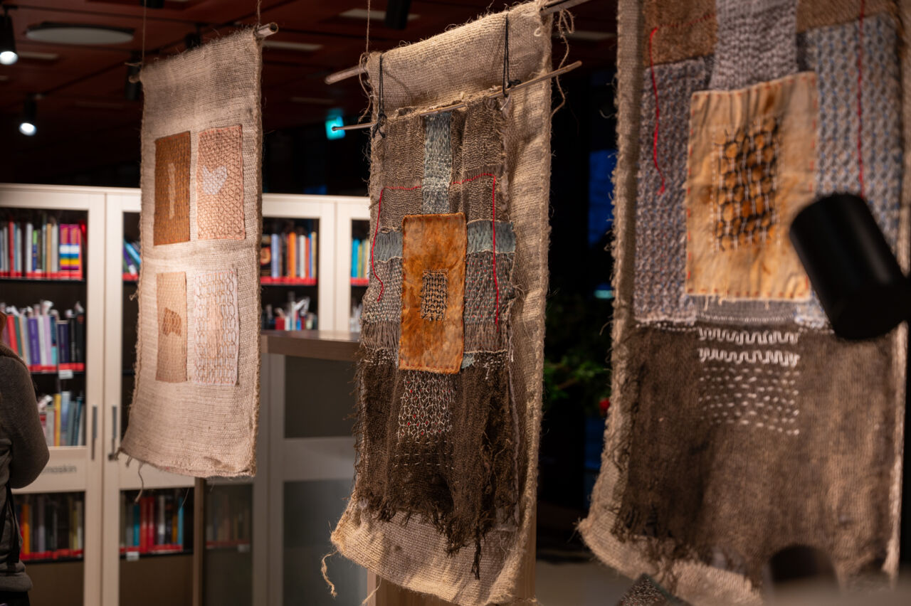 Invigning av utställning om stadsodling och folk som minglar.