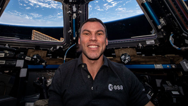 Porträtt av man på rymdstation (Marcus Wandt)