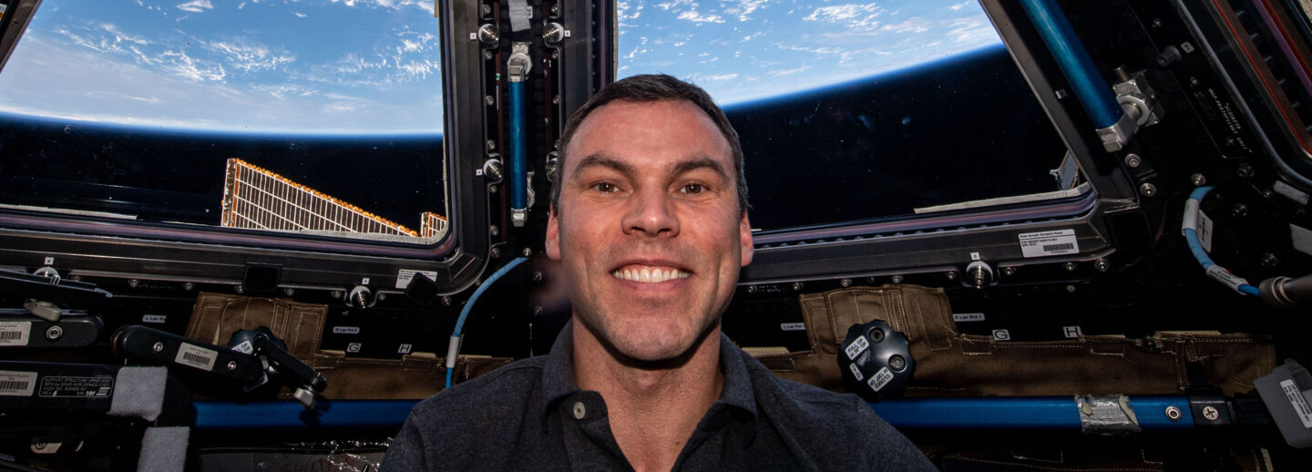 Porträtt av man på rymdstation (Marcus Wandt)