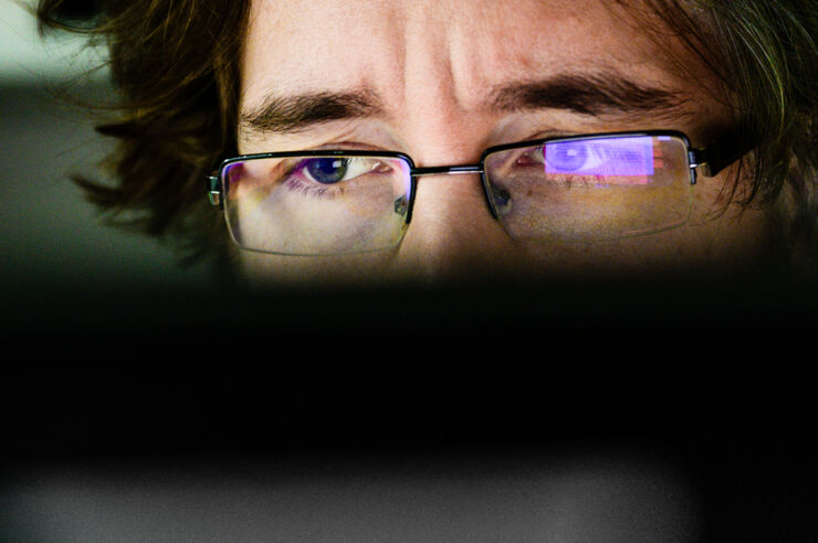 Person med glasögon tittat på en datorskärm.