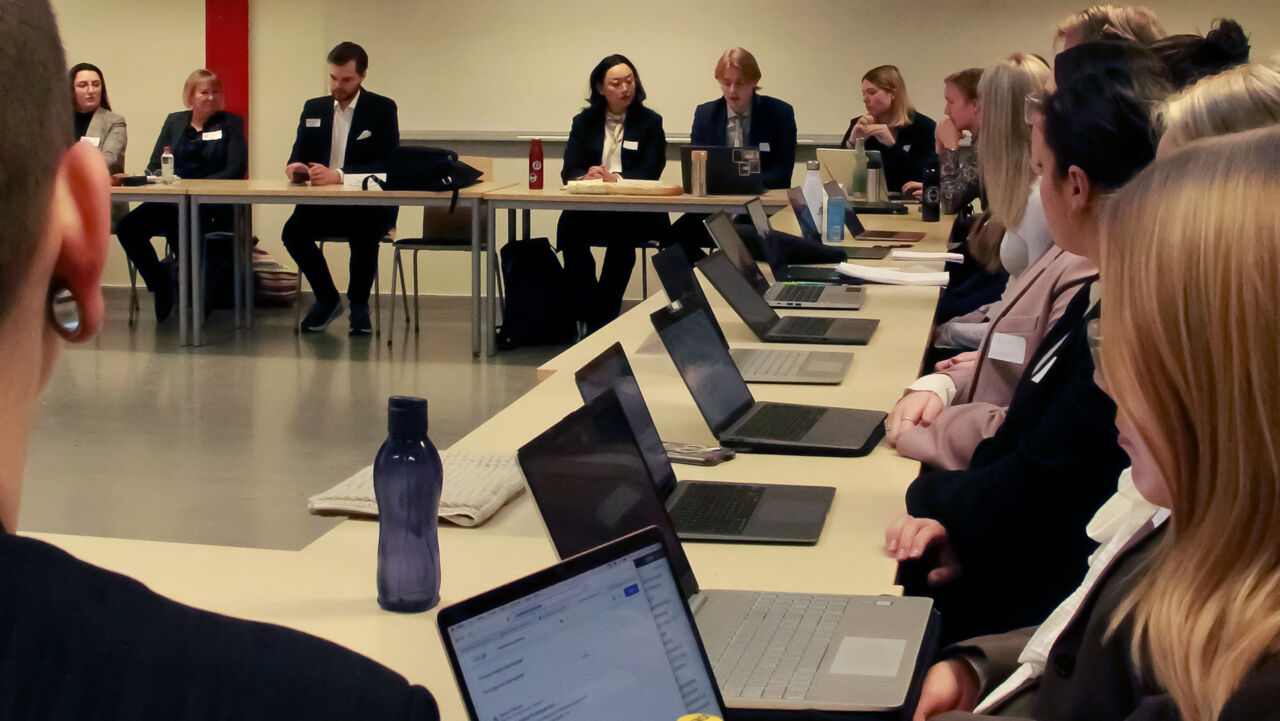 Studenter i ett klasrum.