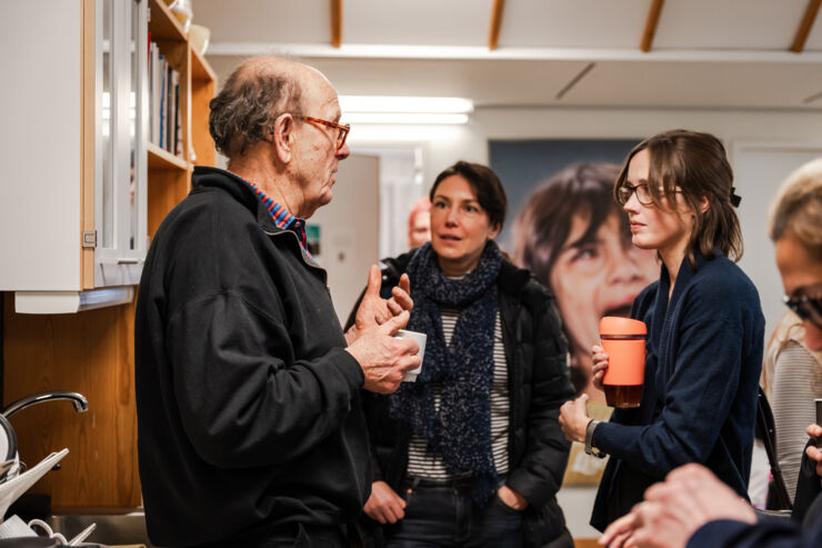 Studenterna pratar med en professor