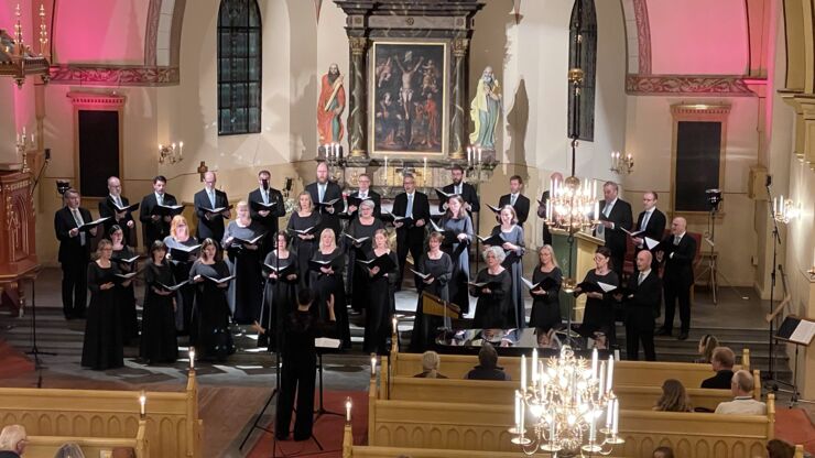 Kammarkören sjunger i en kyrka