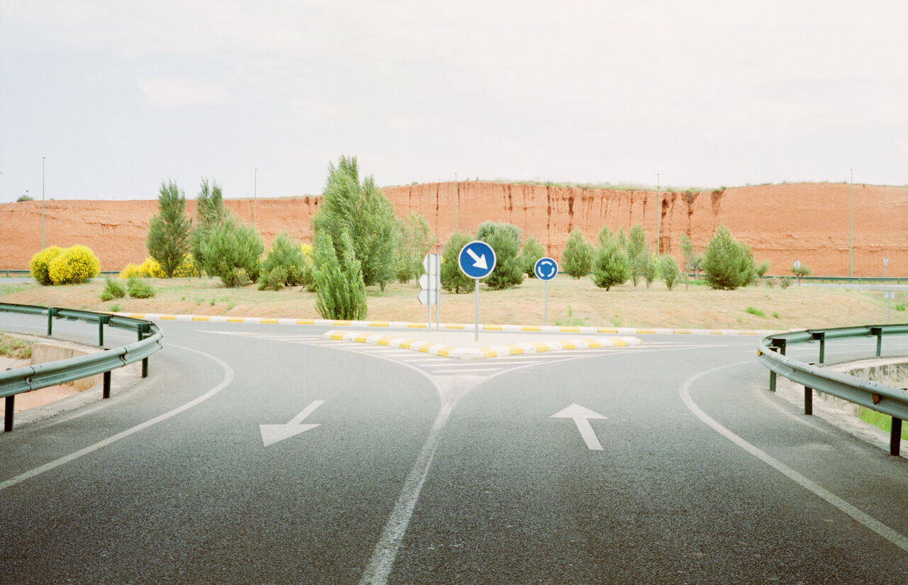 en väg in och ut från en rondell