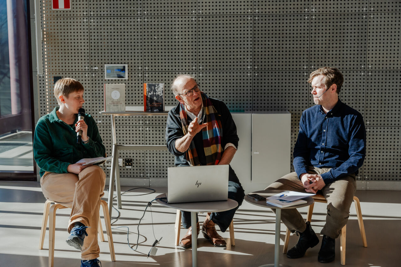 Panelen samtalar under bengt Sandins boksläpp i Studenthuset.