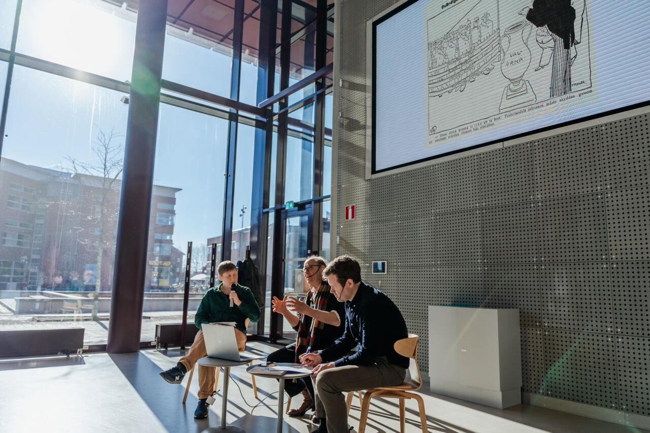 Solen lyser in under Bengt Sandins boksläpp i Studenthuset
