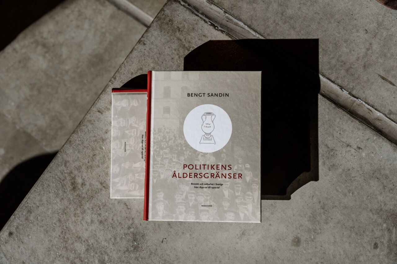 En bok ligger på golvet i solskenet