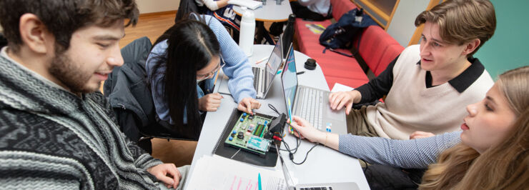 studenter testar elektronik och komponenter