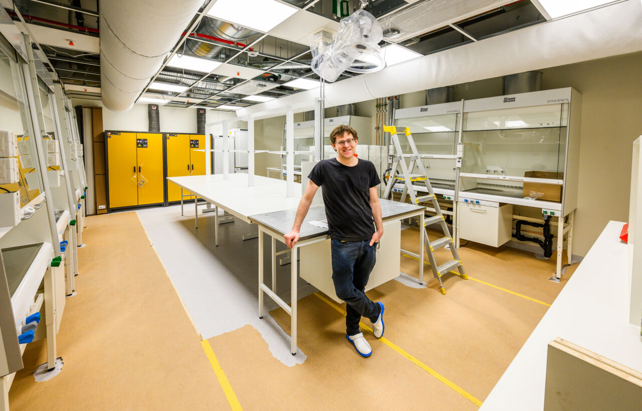 Alexander Holm in the chemistry lab