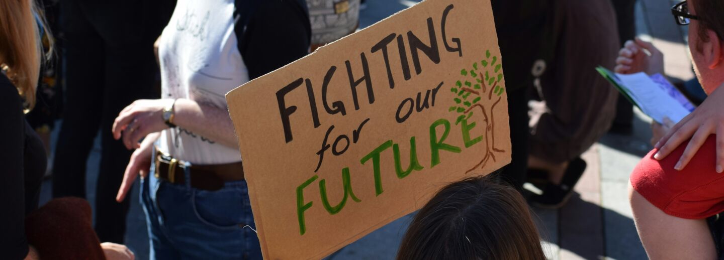 Skylt om klimatet i demonstration