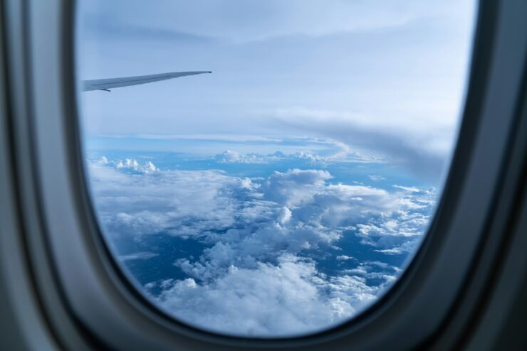 Utsikt från flygplansfönster.