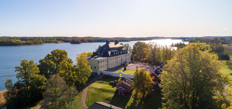 Konerenshotellet Rimforsa Strand fotograferat från luften