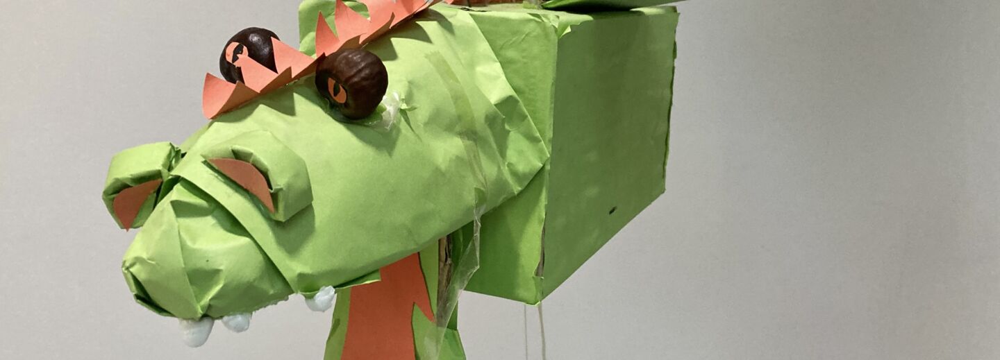 Pappfigur en grön drake i papp. 