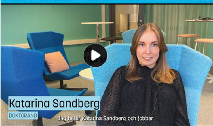 Puffbild till video med en kvinna som sitter i en blå fåtölj