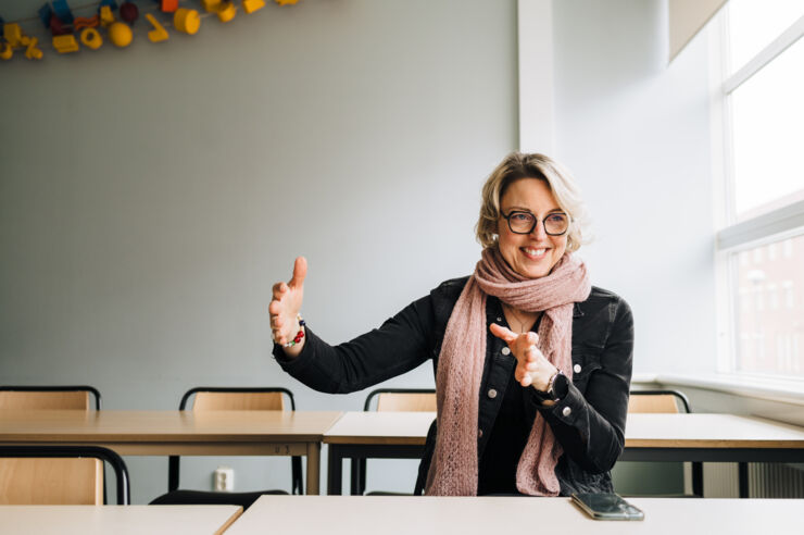 En person sitter och förklarar