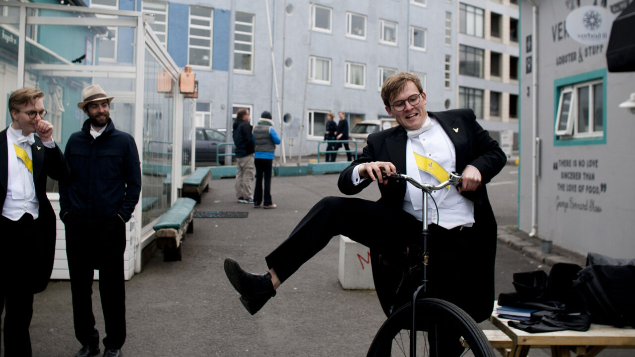Studentsångare på cykel