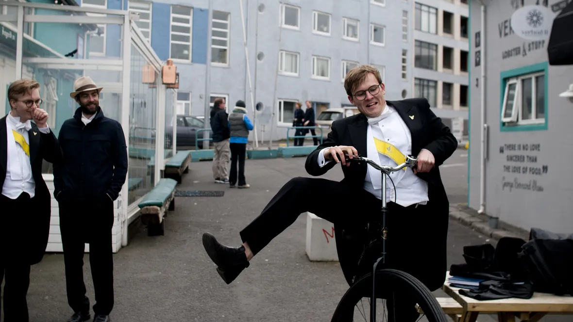 Studentsångare på cykel