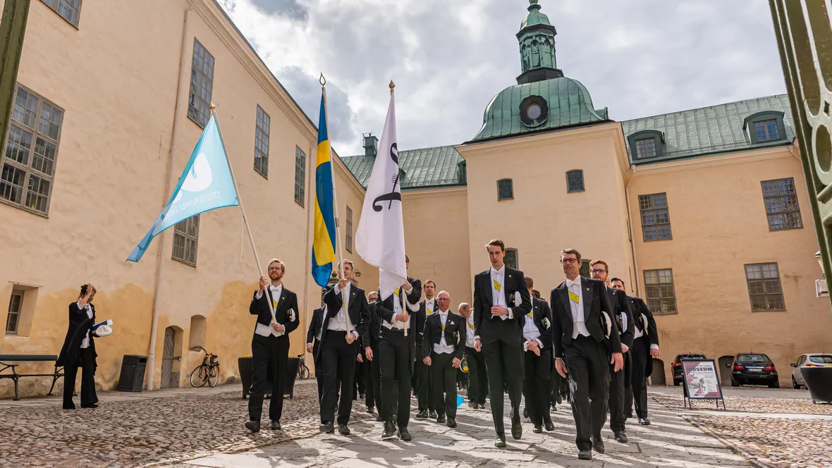 Studentsångare tågar på Valborg