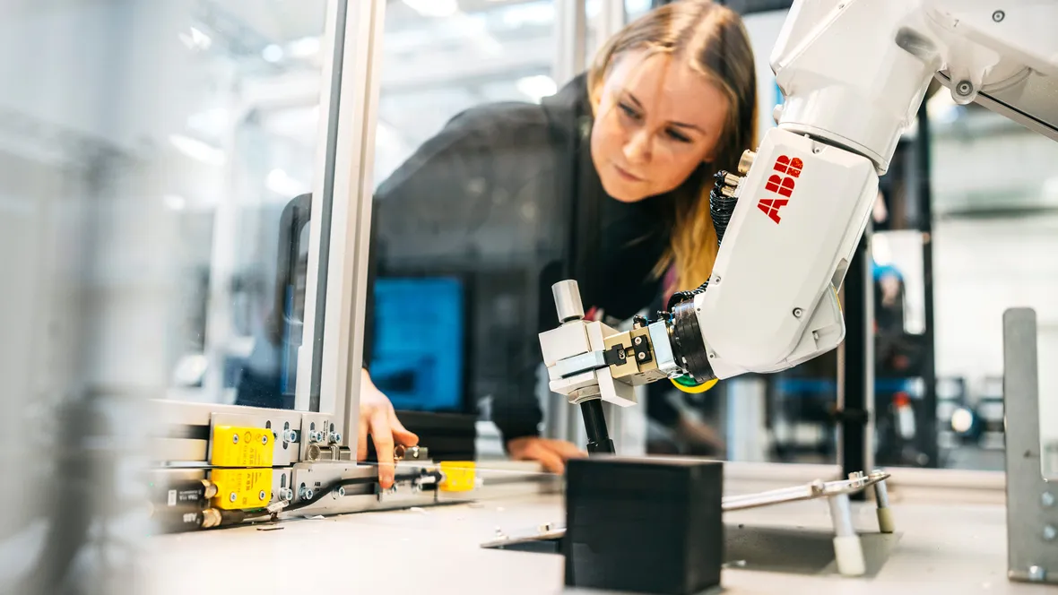 Flicka vid robotarm.