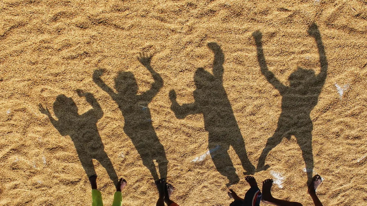 Siluetter av barn i sanden