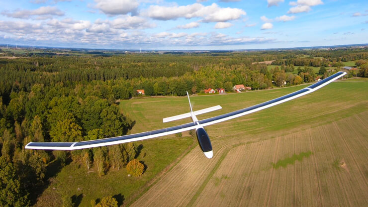 Autonom el-flygplan med solcellerna på flygplanets vingar.