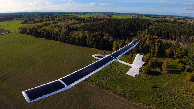 Autonom el-flygplan med solcellerna på flygplanets vingar.