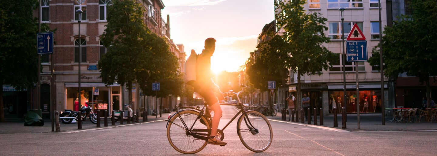 En person i stadsmiljö på en cykel