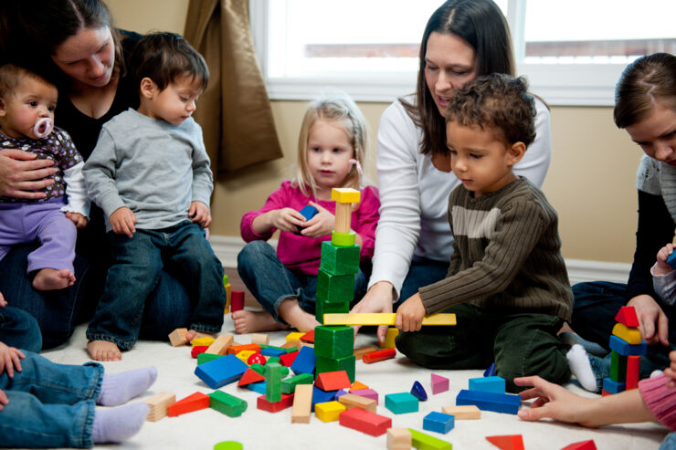 Grupp av barn och vuxna i förskolemiljö.