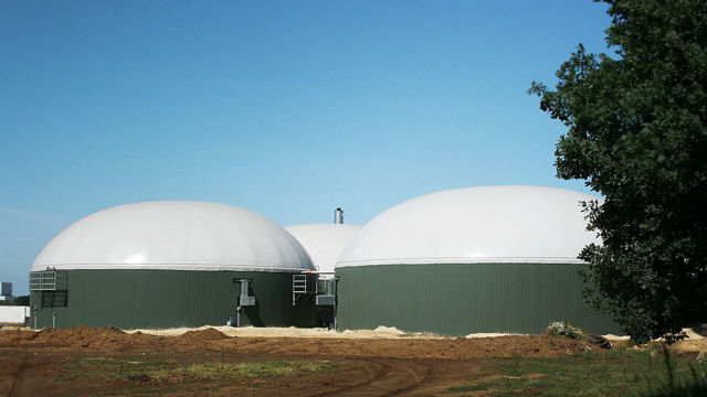 Bild på biogasanläggning i lantmiljö.