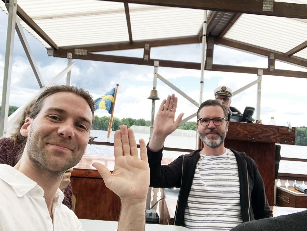 Doktorander som vinkar