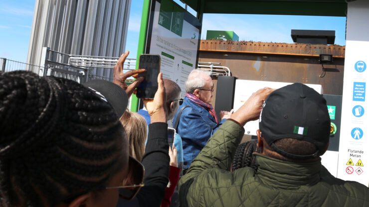 Professor guides visitors on biogas-stations.l