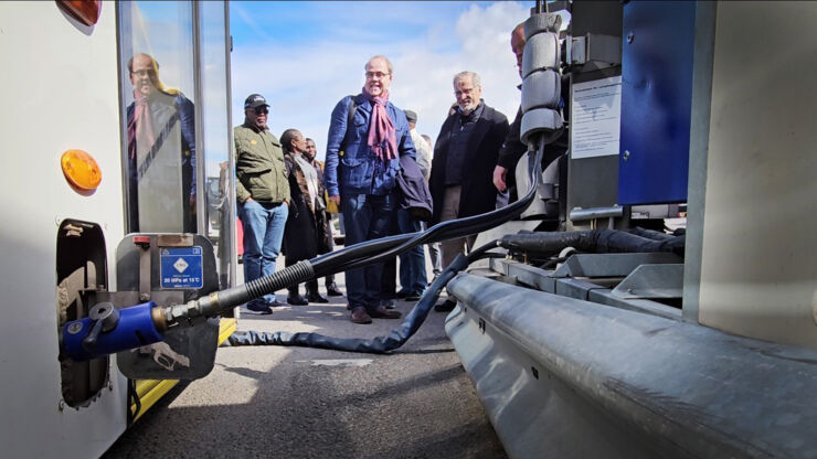 Professor guides visitors on biogas-stations.l